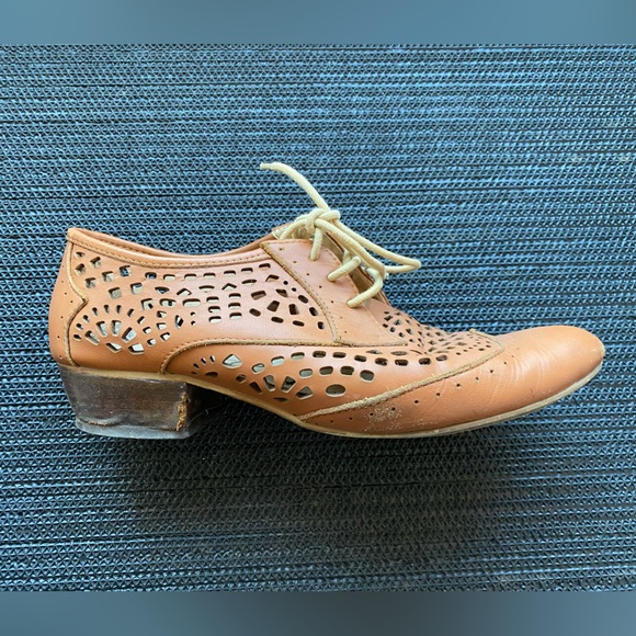 Kate & Mel | Size 37 Brown laser cut heeled oxfords. - Picture 2 of 7